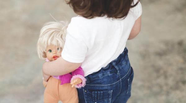 o fetita de 2 ani a fost filmata in timp ce fumeaza autoritatile din maramures s au autosesizat dupa ce clipul a fost postat online