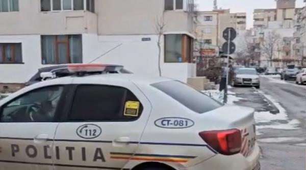 Un tânăr şi-a ucis mama şi a stat o noapte cu cadavrul în casă, după care a anunţat crima la 112