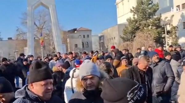 "Vrem să muncim, nu să cerșim". Sute de oameni amenințați cu concedierea au ieșit în stradă în fața Primăriei, la Galați