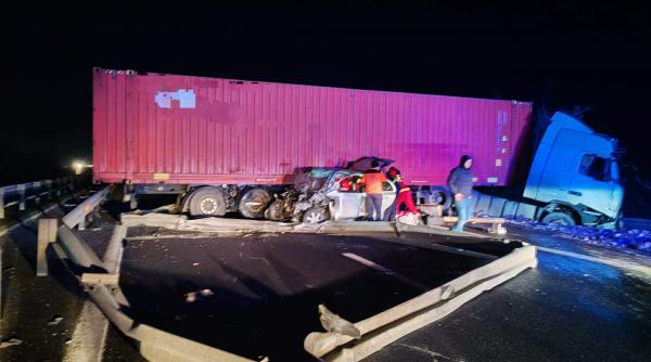 Accident înfiorător pe A1, la Simeria. Un autoturism s-a zdrobit de un TIR pus perpendicular pe sensul de mers. O femeie a murit