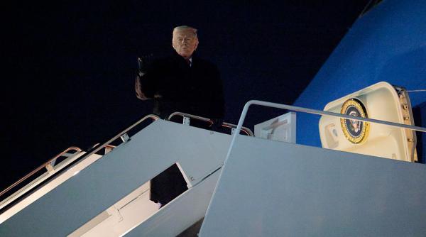 Avionul cu care Trump a plecat spre Europa s-a întors de urgenţă din zbor după ce a fost semnalată o "problemă electrică minoră"