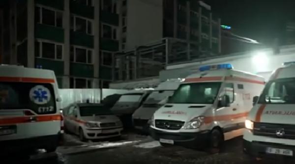 Cum fac față echipajele ambulanței într-o noapte geroasă. Spitalele rămân fără locuri iar apelurile la 112 cresc