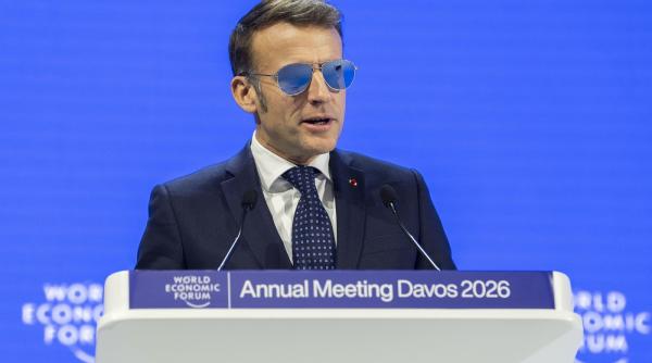de ce poarta emmanuel macron ochelari de soare in interior la davos