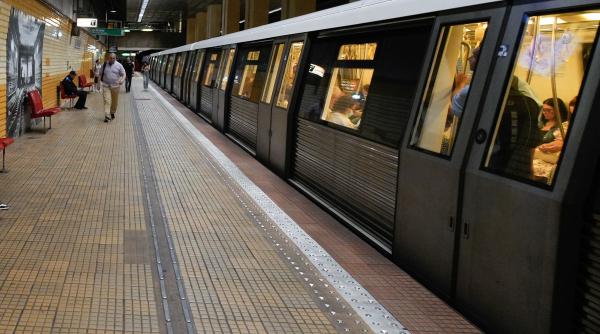 femei ranita grav dupa ce a cazut pe sine in statia de metrou constantin brancoveanu din bucuresti circulatia trenurilor e afectata
