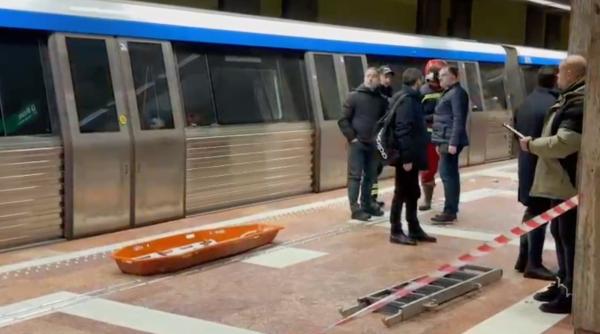 Femeie rănită grav, după ce a căzut pe șine, în stația de metrou Constantin Brâncoveanu din București. Circulația trenurilor e afectată