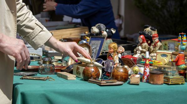 o femeie a cumparat de la un targ de vechituri niste cercei cu un dolar acasa si a dat seama de adevarata lor valoare suntem socati