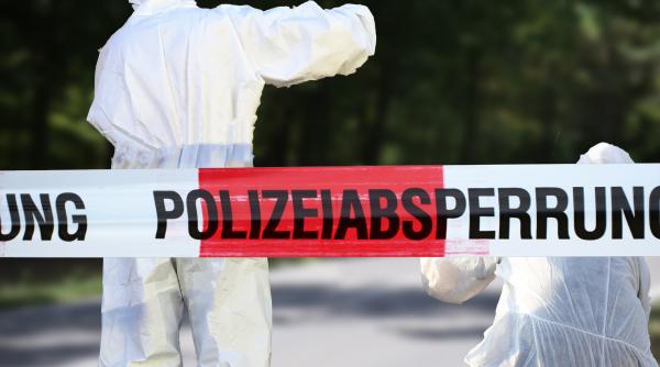 O femeie dintr-un autocar din România este căutată în Austria după ce a fost filmată în timp ce abandona un nou-născut mort
