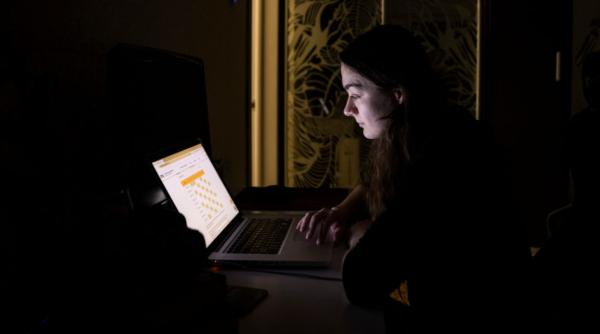 O tânără, cadru medical, a ajuns la psihiatrie pentru că „vorbește cu fratele mort”, după discuții pe timp de noapte cu un chatbot AI