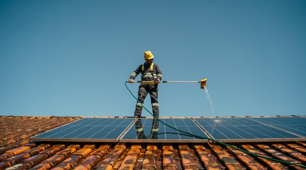 Praful de pe panourile fotovoltaice aduce României pierderi de aproape 200 de milioane de euro în fiecare an