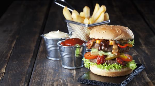 UE interzice pliculețele de ketchup și de maioneză în restaurante. Care sunt noile reguli privind ambalajele