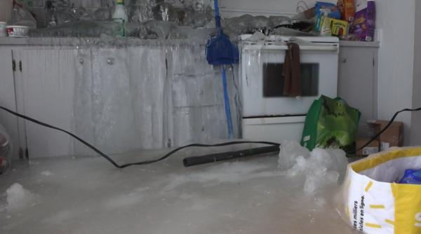 un apartament a inghetat la propriu dupa ce chiriasul a oprit incalzirea ca sa faca economie iar tevile de apa s au spart