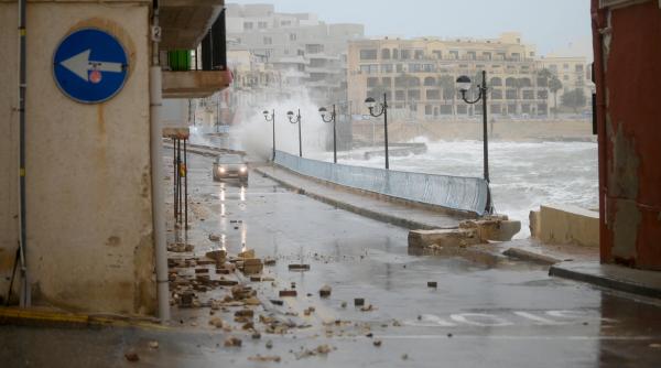 ciclonul harry a lovit bazinul mediteranei cu valuri de 16 m si rafale de 138 km h imagini apocaliptice din grecia italia si malta