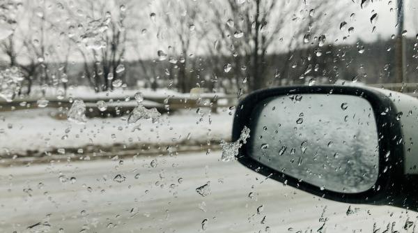 Cod galben de precipitaţii mixte şi polei în patru judeţe şi în Bucureşti. Zonele în care va fi ceaţă densă