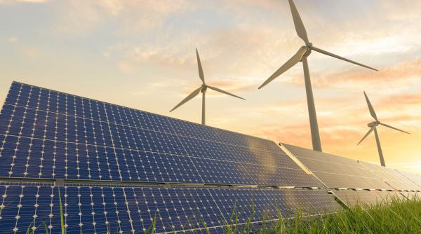 Energia solară și eoliană depășesc pentru prima dată combustibilii fosili în UE. Cum va ține pasul rețeaua electrică