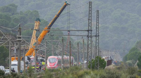 Încă un accident feroviar în Spania. Un tren a intrat într-o macara care a ajuns pe șine. Sunt 3 răniți