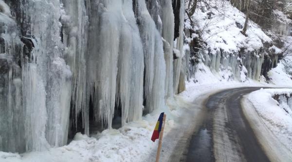 Peisaj spectaculos în Cheile Jiețului, pe DN 7A, unde stâncile au fost acoperite de cascade înghețate și țurțuri masivi