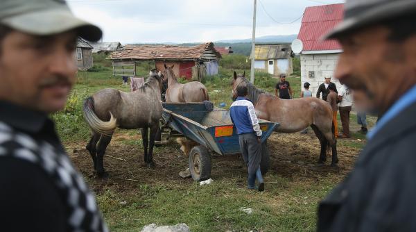 Scandal ciudat: Romii acuză alți romi că îi discriminează pe români. De la ce a pornit totul