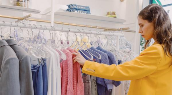 conceptul cost per wear cum calculezi daca o achizitie vestimentara este o investitie reala sau o risipa de bani