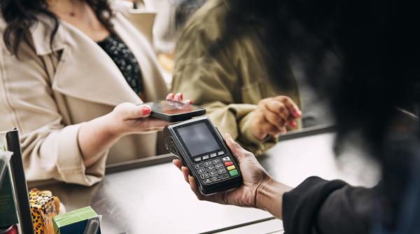 De ce este Apple Pay dată în judecată în Marea Britanie. Reclamanții cer daune de 1,5 miliarde de lire sterline