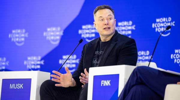 elon musk la davos tesla va comercializa roboti umanoizi pana la sfarsitul anului 2027