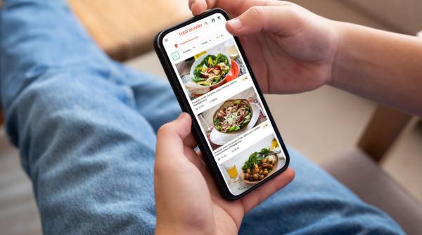 un tanar si a pus pe telefon cardul strabunicului si a comandat mancare de 14 000 lei