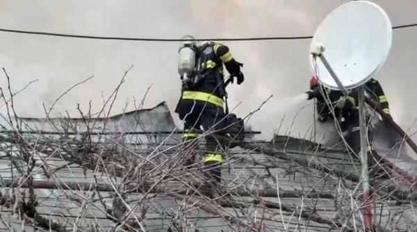 Incendiu puternic la case şi anexe gospodăreşti, pe o stradă din Bucureşti. Două persoane au fost preluate de medici