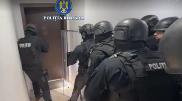 Momentul în care trupele speciale intră peste un bărbat care își amenință fosta iubită cu cuțitul