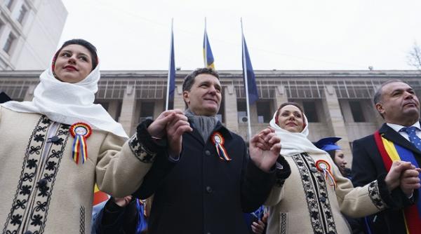 Nicuşor Dan a dansat în Hora Unirii, alături de susţinători, la Focșani