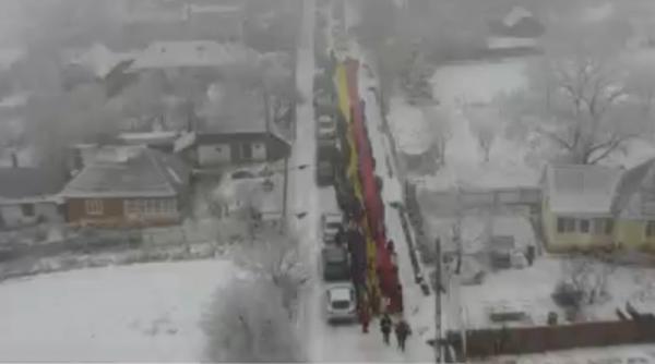 Un steag tricolor uriaş, lung de 120 de metri, a fost purtat pe braţe de sute de oameni, în Neamţ, de Ziua Unirii Principatelor Române