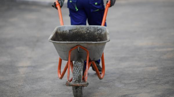 aproape jumatate de milion de someri in romania care sunt joburile cele mai afectate de taierile salariale