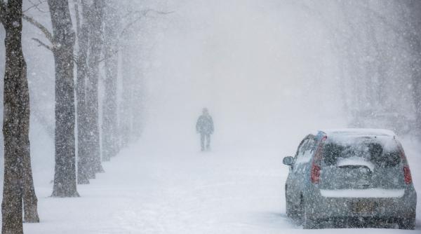 furtuna de zapada paralizeaza sua peste 10 000 de zboruri anulate si sute de mii de americani au ramas fara curent