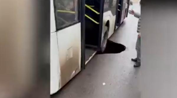 Imagini uimitoare cu un autobuz care a căzut cu roţile în groapă, la Brăila, după ce o stradă s-a surpat