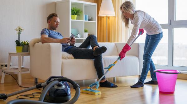 cate ore in plus pe saptamana munceste o femeie din cauza sotului