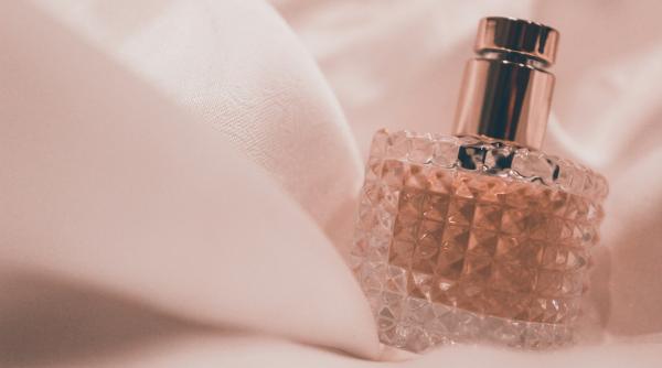 Cum înveți să citești corect descrierea unui parfum într-un magazin online