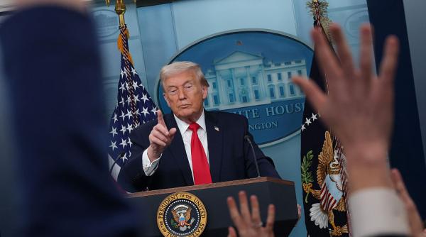 „Nu vrei să trăiești în mintea lui”. Cum încearcă diplomați din toată lumea să-i facă față lui Trump și să-i decodeze eficient mesajele