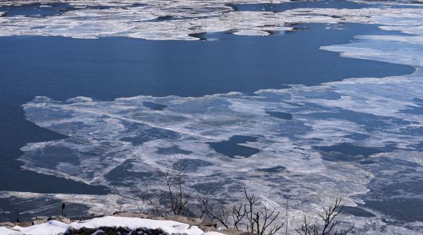 raul potomac de langa washington afectat de o deversare masiva de ape uzate in plina furtuna de iarna