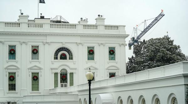 trump sustine ca e prea tarziu pentru a opri constructia salii de bal de la casa alba in plin proces cu o organizatie de patrimoniu