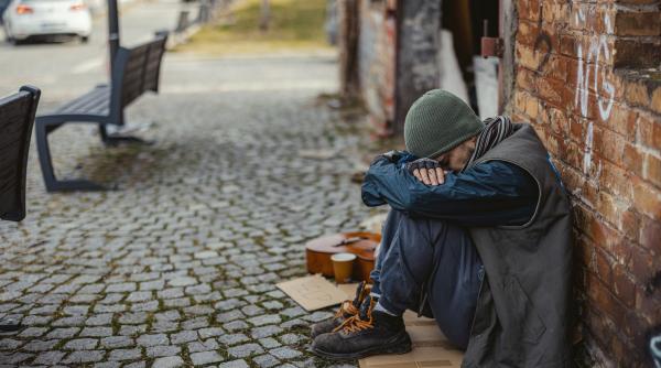 un cersetor care starnea mila spunand ca este invalid si fara adapost locuia de fapt intr o casa cu 3 etaje si avea masina cu sofer