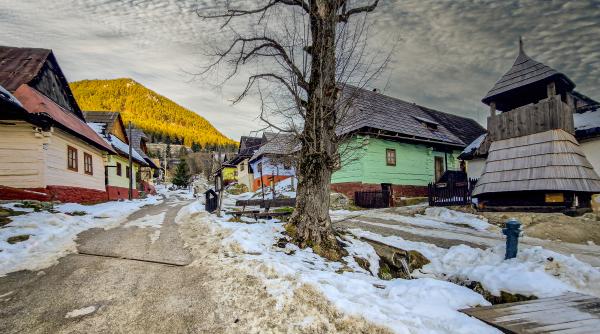 un sat vrea sa fie exclus din patrimoniul mondial unesco oamenii sunt exasperatii de turistii care se uita prin geam in casele lor