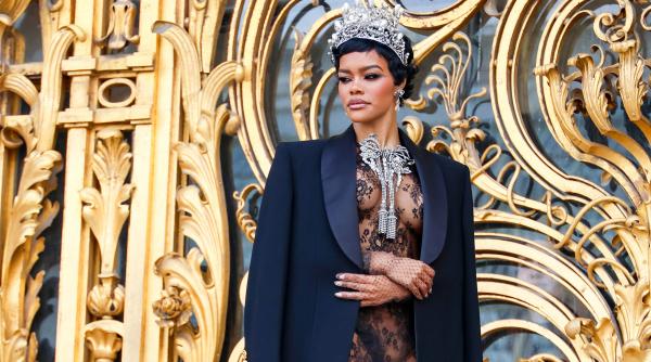 bijuteriile furate de la luvru anul trecut au fost reproduse si expuse intr o prezentare de la saptamana modei de la paris