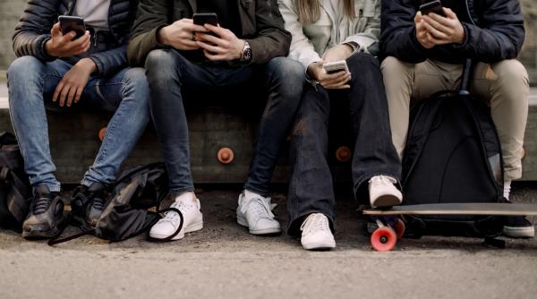 Comisia Europeană confirmă: Franța poate interzice rețelele sociale pentru copiii sub 15 ani