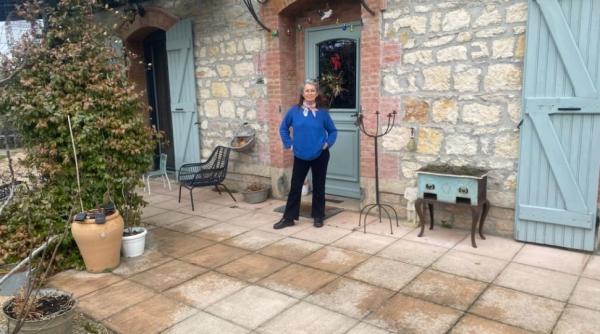 dupa ce si a dat toate economiile de o viata pe o casa o femeie a aflat ca autobuzele ii vor traversa gradina in franta