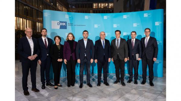 ministrul radu miruta s a dus in blugi in vizita oficiala a premierului ilie bolojan in germania vine dupa declaratiile cu ceausescu