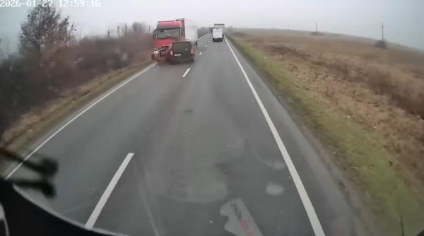 Momentul tragediei din Timiș, în care șase oameni au murit, a fost filmat. Șoferul microbuzului intră, inexplicabil, direct într-un TIR