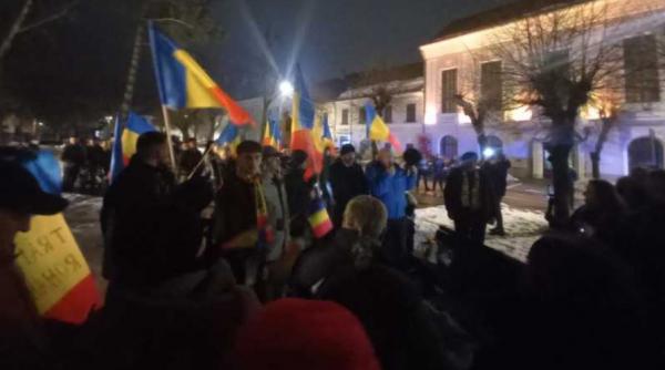 Protest organizat de AUR la Bistriţa față de majorarea taxelor și impozitelor locale. Oamenii au strigat "Demisia" şi "Hoţii"
