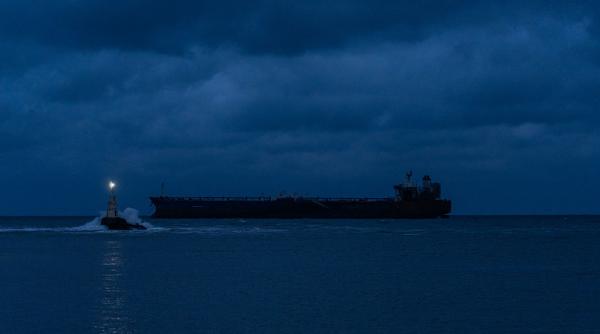 spaniolii monitorizeaza in marea mediterana un petrolier suspect cu motorul defect ce face parte din flota fantoma a rusiei