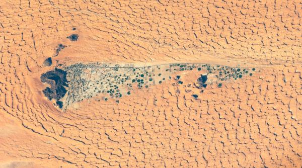 Un astronaut a descoperit un lac antic, plin de cercuri din lanuri, ascuns în umbra muntelui „cocoașa de cămilă” din Arabia Saudită
