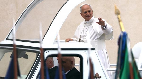 Abia căsătoriți, doi tineri din Italia au fost primiți la Vatican de Papa Leon. I-au dus o sticlă mare de prosecco produs chiar de ei