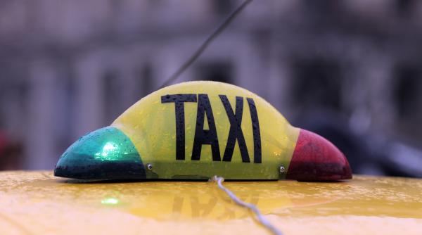 Cei doi minori care au înjunghiat un taximetrist la final de cursă au fost reținuți