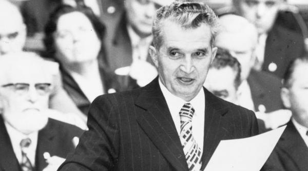 cnsas ce fura securitatea comunista din coletele romanilor brontozauri de jucarie chiloti de dama si guma de mestecat